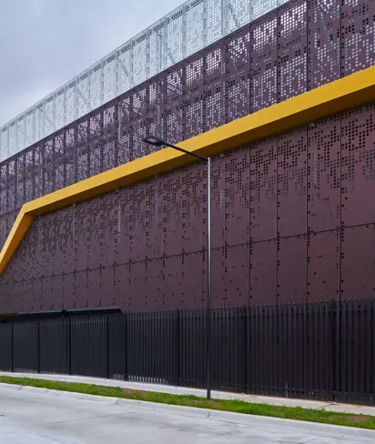 HUME EXTERIOR 04 0189